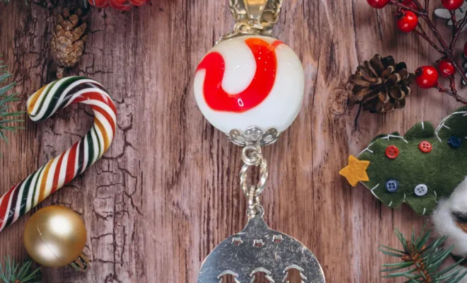 Perle rouge et blanche avec boule ajourée en acier inoxydable