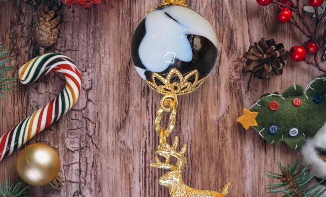 Perle noir et blanche avec renne doré en acier inoxydable